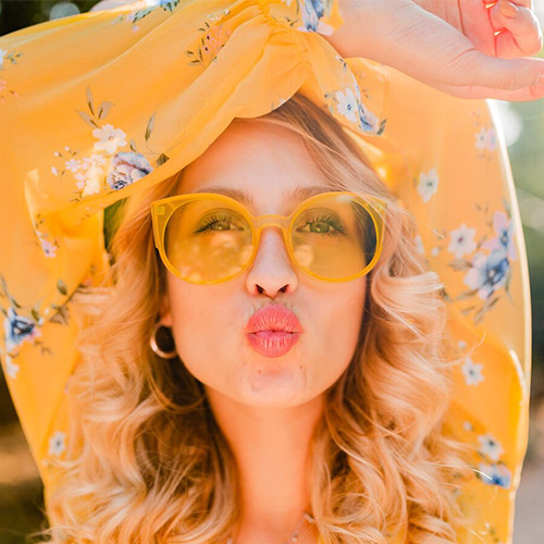 2024 de güneş gözlüklerinde renkli camlar